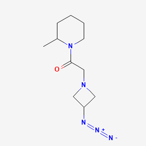 molecular formula C11H19N5O B1475858 2-(3-叠氮代氮杂环丁-1-基)-1-(2-甲基哌啶-1-基)乙烷-1-酮 CAS No. 2098062-07-6