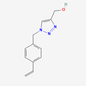 molecular formula C12H13N3O B1475869 (1-(4-vinylbenzyl)-1H-1,2,3-triazol-4-yl)methanol CAS No. 1393742-36-3
