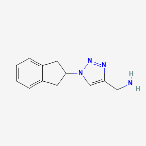 molecular formula C12H14N4 B1476045 Méthanamine de (1-(2,3-dihydro-1H-indén-2-yl)-1H-1,2,3-triazol-4-yl) CAS No. 2098012-72-5