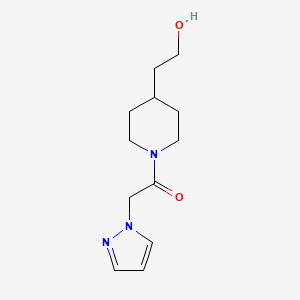 molecular formula C12H19N3O2 B1476130 1-(4-(2-hydroxyethyl)piperidin-1-yl)-2-(1H-pyrazol-1-yl)ethan-1-one CAS No. 2097952-10-6