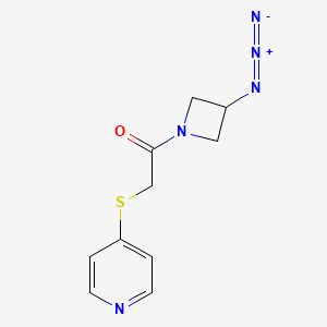 molecular formula C10H11N5OS B1476171 1-(3-叠氮代氮杂环丁-1-基)-2-(吡啶-4-基硫代)乙烷-1-酮 CAS No. 2097982-18-6
