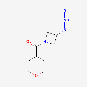 molecular formula C9H14N4O2 B1476189 (3-叠氮代氮杂环丁烷-1-基)(四氢-2H-吡喃-4-基)甲酮 CAS No. 2098101-29-0