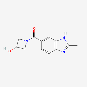 molecular formula C12H13N3O2 B1476438 (3-hydroxyazetidin-1-yl)(2-methyl-1H-benzo[d]imidazol-5-yl)methanone CAS No. 2098067-02-6