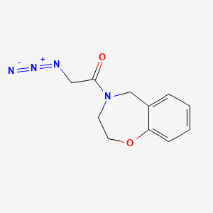 molecular formula C11H12N4O2 B1476952 2-アジド-1-(2,3-ジヒドロベンゾ[f][1,4]オキサゼピン-4(5H)-イル)エタン-1-オン CAS No. 2097995-84-9