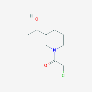 molecular formula C9H16ClNO2 B1476976 2-Chloro-1-(3-(1-hydroxyethyl)piperidin-1-yl)ethan-1-one CAS No. 2098037-57-9