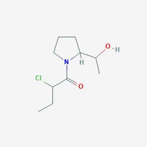 molecular formula C10H18ClNO2 B1476995 2-Chloro-1-(2-(1-hydroxyethyl)pyrrolidin-1-yl)butan-1-one CAS No. 2098037-72-8