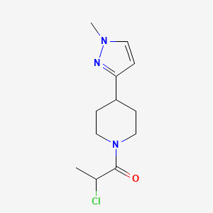 molecular formula C12H18ClN3O B1477037 2-chloro-1-(4-(1-methyl-1H-pyrazol-3-yl)piperidin-1-yl)propan-1-one CAS No. 2098088-85-6