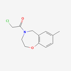 molecular formula C12H14ClNO2 B1477555 2-氯-1-(7-甲基-2,3-二氢苯并[f][1,4]恶杂环戊[f][1,4]氧杂平-4(5H)-基)乙酮 CAS No. 2091635-01-5