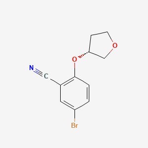 molecular formula C11H10BrNO2 B1477893 (R)-5-溴-2-((四氢呋喃-3-基)氧基)苯甲腈 CAS No. 1893403-92-3