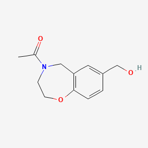 molecular formula C12H15NO3 B1478693 1-(7-(hydroxymethyl)-2,3-dihydrobenzo[f][1,4]oxazepin-4(5H)-yl)ethan-1-one CAS No. 2092064-27-0