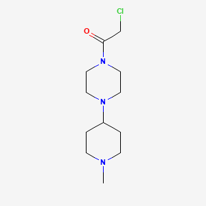 molecular formula C12H22ClN3O B1479027 2-Chloro-1-(4-(1-methylpiperidin-4-yl)piperazin-1-yl)ethan-1-one CAS No. 2098002-29-8