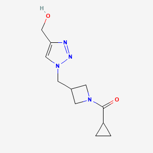 molecular formula C11H16N4O2 B1479454 cyclopropyl(3-((4-(hydroxymethyl)-1H-1,2,3-triazol-1-yl)methyl)azetidin-1-yl)methanone CAS No. 2098016-74-9