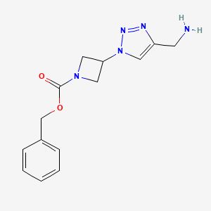 molecular formula C14H17N5O2 B1479465 苯甲酸苄酯 3-(4-(氨甲基)-1H-1,2,3-三唑-1-基)氮杂环丁-1-羧酸酯 CAS No. 2097964-93-5