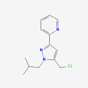 molecular formula C13H16ClN3 B1479559 2-(5-(chloromethyl)-1-isobutyl-1H-pyrazol-3-yl)pyridine CAS No. 2098128-18-6