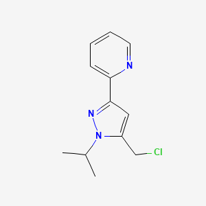 molecular formula C12H14ClN3 B1479566 2-(5-(chloromethyl)-1-isopropyl-1H-pyrazol-3-yl)pyridine CAS No. 2091593-35-8