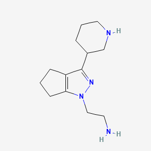 molecular formula C13H22N4 B1479719 2-(3-(piperidin-3-yl)-5,6-dihydrocyclopenta[c]pyrazol-1(4H)-yl)ethan-1-amine CAS No. 2097969-07-6