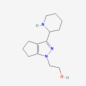 molecular formula C13H21N3O B1479831 2-(3-(piperidin-2-yl)-5,6-dihydrocyclopenta[c]pyrazol-1(4H)-yl)ethan-1-ol CAS No. 2097953-93-8