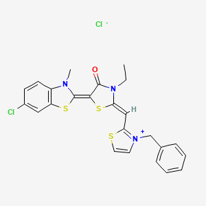 (2Z,5Z)-2-[(3-Benzyl-1,3-thiazol-3-ium-2-yl)methylidene]-5-(6-chloro-3-methyl-1,3-benzothiazol-2-ylidene)-3-ethyl-1,3-thiazolidin-4-one;chloride