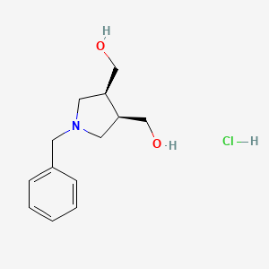 molecular formula C13H20ClNO2 B1480774 (顺式-1-苄基吡咯烷-3,4-二基)二甲醇盐酸盐 CAS No. 2098099-91-1