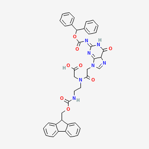 molecular formula C40H35N7O8 B14809180 2-[2-(2-{[(diphenylmethoxy)carbonyl]amino}-6-oxo-6,9-dihydro-5H-purin-9-yl)-N-[2-({[(9H-fluoren-9-yl)methoxy]carbonyl}amino)ethyl]acetamido]acetic acid 