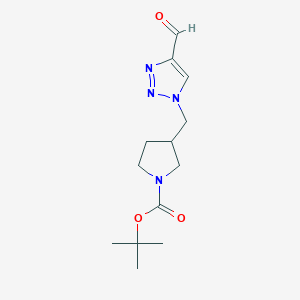 molecular formula C13H20N4O3 B1481226 tert-butyl 3-((4-formyl-1H-1,2,3-triazol-1-yl)methyl)pyrrolidine-1-carboxylate CAS No. 2098076-11-8