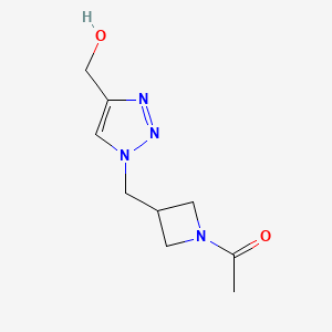 molecular formula C9H14N4O2 B1481255 1-(3-((4-(hydroxymethyl)-1H-1,2,3-triazol-1-yl)methyl)azetidin-1-yl)ethan-1-one CAS No. 2092489-49-9