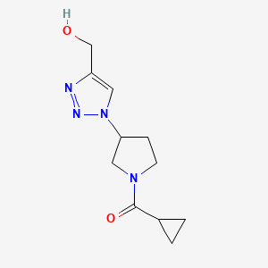 molecular formula C11H16N4O2 B1481259 cyclopropyl(3-(4-(hydroxymethyl)-1H-1,2,3-triazol-1-yl)pyrrolidin-1-yl)methanone CAS No. 2097978-03-3