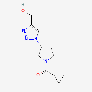 molecular formula C11H16N4O2 B1481259 环丙基(3-(4-(羟甲基)-1H-1,2,3-三唑-1-基)吡咯烷-1-基)甲酮 CAS No. 2097978-03-3