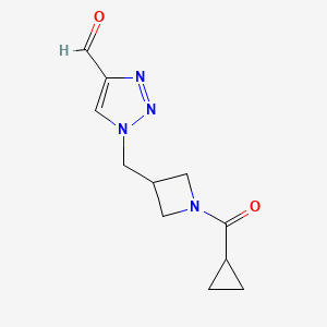 molecular formula C11H14N4O2 B1481267 1-((1-(cyclopropanecarbonyl)azetidin-3-yl)methyl)-1H-1,2,3-triazole-4-carbaldehyde CAS No. 2098017-46-8