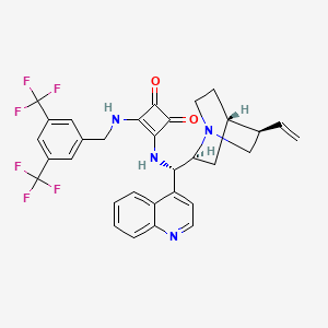 molecular formula C32H28F6N4O2 B14814377 3-[[[3,5-Bis(trifluoromethyl)phenyl]methyl]amino]-4-[(8,9S)-cinchonan-9-ylamino]-3-cyclobutene-1,2-dione 