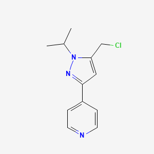 molecular formula C12H14ClN3 B1481529 4-(5-(chloromethyl)-1-isopropyl-1H-pyrazol-3-yl)pyridine CAS No. 2092722-03-5