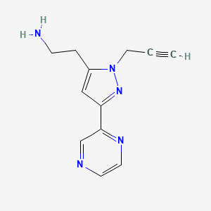 molecular formula C12H13N5 B1481695 2-(1-(prop-2-yn-1-yl)-3-(pyrazin-2-yl)-1H-pyrazol-5-yl)ethan-1-amine CAS No. 2098038-48-1