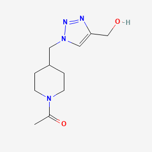molecular formula C11H18N4O2 B1481956 1-(4-((4-(hydroxymethyl)-1H-1,2,3-triazol-1-yl)methyl)piperidin-1-yl)ethan-1-one CAS No. 2097977-99-4
