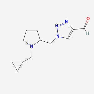 molecular formula C12H18N4O B1482095 1-((1-(cyclopropylmethyl)pyrrolidin-2-yl)methyl)-1H-1,2,3-triazole-4-carbaldehyde CAS No. 2098017-14-0