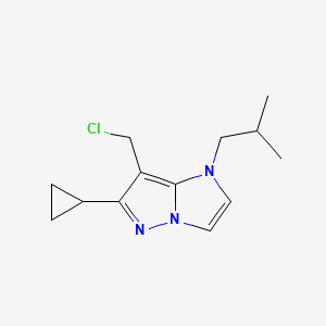 molecular formula C13H18ClN3 B1482325 7-(chlorométhyl)-6-cyclopropyl-1-isobutyl-1H-imidazo[1,2-b]pyrazole CAS No. 2098013-74-0