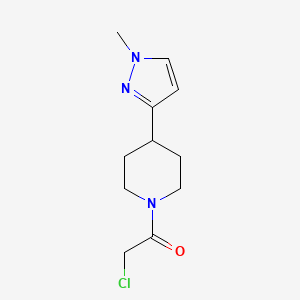 molecular formula C11H16ClN3O B1482451 2-chloro-1-(4-(1-methyl-1H-pyrazol-3-yl)piperidin-1-yl)ethan-1-one CAS No. 2092095-86-6