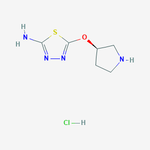molecular formula C6H11ClN4OS B1482556 5-[(3R)-pyrrolidin-3-yloxy]-1,3,4-thiadiazol-2-amine hydrochloride CAS No. 1899942-23-4