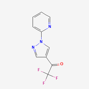 molecular formula C10H6F3N3O B1482580 2,2,2-trifluoro-1-[1-(pyridin-2-yl)-1H-pyrazol-4-yl]ethan-1-one CAS No. 1924283-62-4