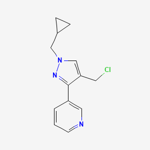 molecular formula C13H14ClN3 B1482744 3-(4-(chloromethyl)-1-(cyclopropylmethyl)-1H-pyrazol-3-yl)pyridine CAS No. 2098136-20-8