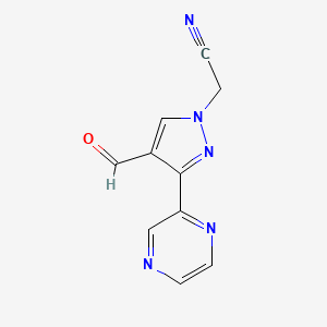 molecular formula C10H7N5O B1482799 2-(4-formyl-3-(pyrazin-2-yl)-1H-pyrazol-1-yl)acetonitrile CAS No. 2091653-98-2
