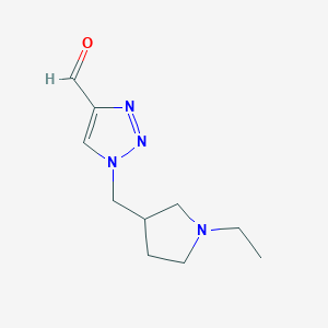 molecular formula C10H16N4O B1482928 1-((1-ethylpyrrolidin-3-yl)methyl)-1H-1,2,3-triazole-4-carbaldehyde CAS No. 2097978-12-4