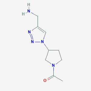 molecular formula C9H15N5O B1482959 1-(3-(4-(aminomethyl)-1H-1,2,3-triazol-1-yl)pyrrolidin-1-yl)ethan-1-one CAS No. 2090650-17-0