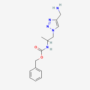 molecular formula C14H19N5O2 B1482967 Benzyl-(1-(4-(Aminomethyl)-1H-1,2,3-triazol-1-yl)propan-2-yl)carbamát CAS No. 2097965-19-8