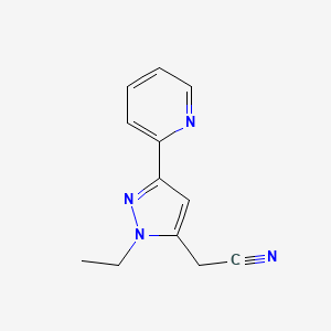 molecular formula C12H12N4 B1483081 2-(1-etil-3-(piridin-2-il)-1H-pirazol-5-il)acetonitrilo CAS No. 2098135-00-1