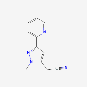 molecular formula C11H10N4 B1483082 2-(1-methyl-3-(pyridin-2-yl)-1H-pyrazol-5-yl)acetonitrile CAS No. 2098108-25-7