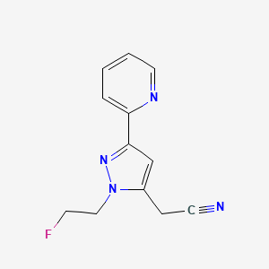 molecular formula C12H11FN4 B1483106 2-(1-(2-fluoroethyl)-3-(pyridin-2-yl)-1H-pyrazol-5-yl)acetonitrile CAS No. 2098063-81-9