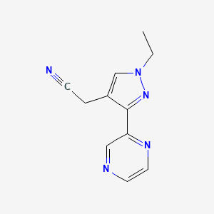 molecular formula C11H11N5 B1483179 2-(1-etil-3-(pirazin-2-il)-1H-pirazol-4-il)acetonitrilo CAS No. 2098021-17-9