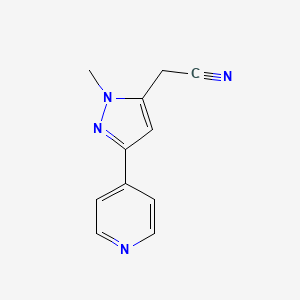 molecular formula C11H10N4 B1483253 2-(1-methyl-3-(pyridin-4-yl)-1H-pyrazol-5-yl)acetonitrile CAS No. 2097958-09-1