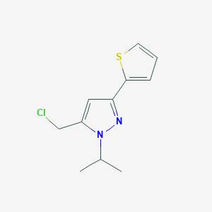 molecular formula C11H13ClN2S B1483333 5-(chloromethyl)-1-isopropyl-3-(thiophen-2-yl)-1H-pyrazole CAS No. 2092666-66-3