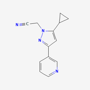 molecular formula C13H12N4 B1483678 2-(5-cyclopropyl-3-(pyridin-3-yl)-1H-pyrazol-1-yl)acetonitrile CAS No. 2098109-39-6